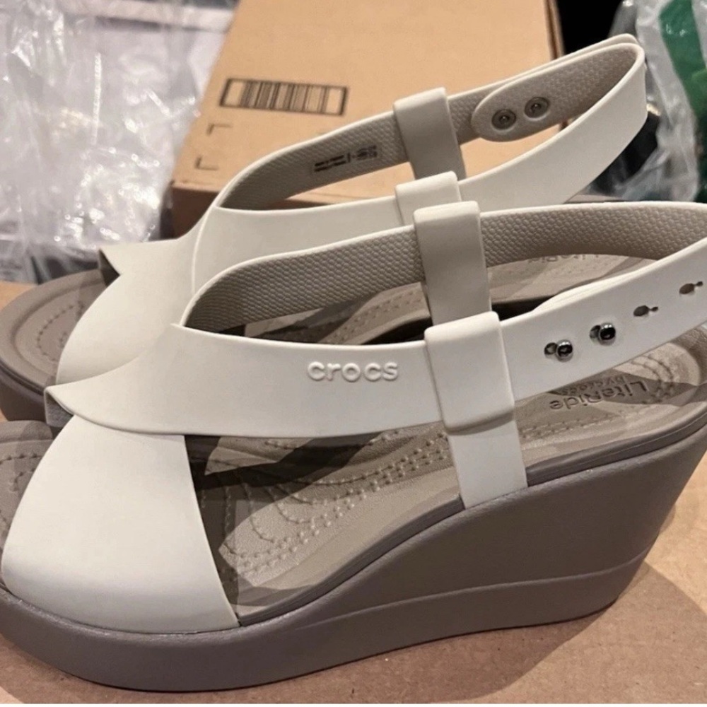 CROCS Beach & Pool Leisure slippers and sportwear Women, Stucco/Mushroom, 7 - Picture 5 of 5
